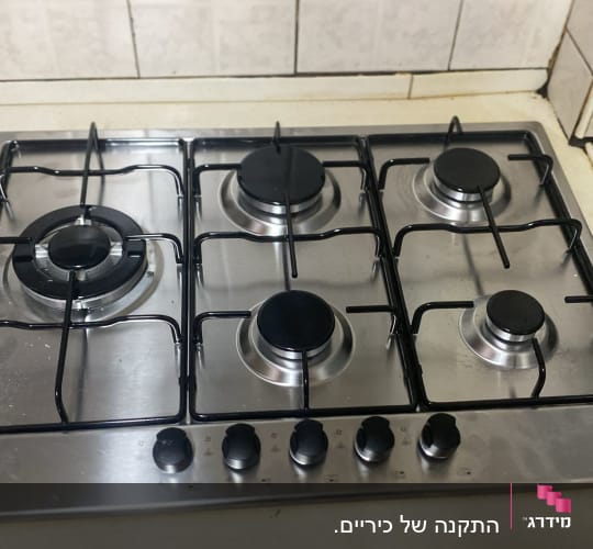 כיריים גז עם חמישה מבערים במטבח